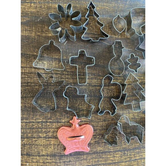 LOT 18 Vintage Cookie Cutters Variety Tree Bell Cross Angel Animals Santa Crown - Picture 2 of 3